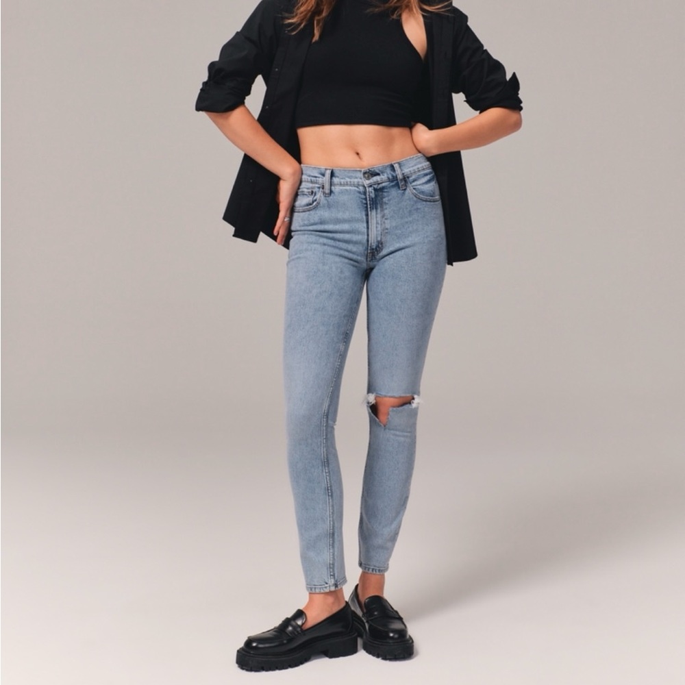 Abercrombie Skinny Jeans with Distressed Knee 25